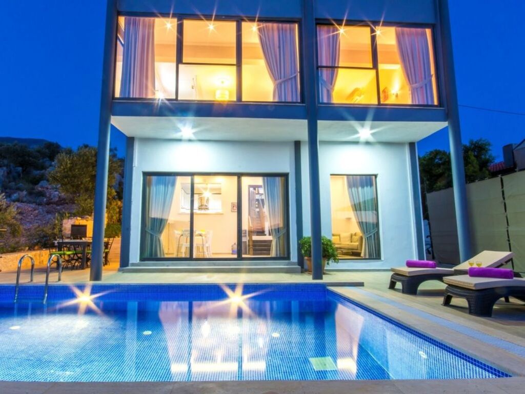 Kalkan Kışla Mevkiinde Deniz Manzaralı Tatil Villası