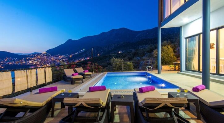 Kalkan Kışla Mevkiinde Deniz Manzaralı Tatil Villası