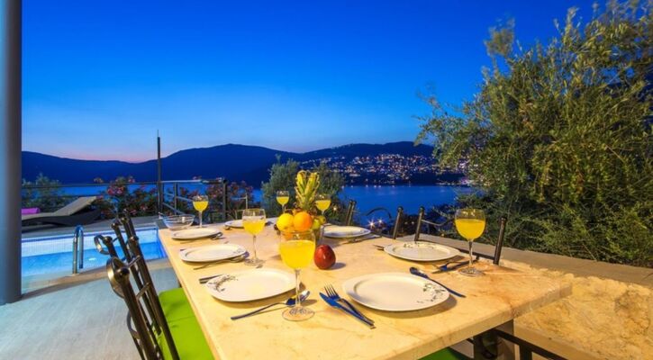 Kalkan Kışla Mevkiinde Deniz Manzaralı Tatil Villası