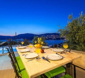 Kalkan Kışla Mevkiinde Deniz Manzaralı Tatil Villası