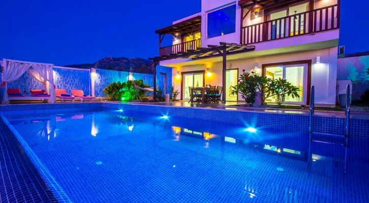 Kalkan Üzümlü Köyünde 4 Kişilik Manzaralı Tatil Villası